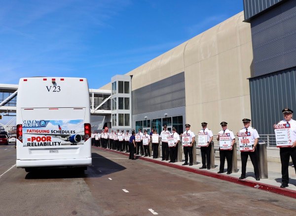 Delta Pilots Picketing