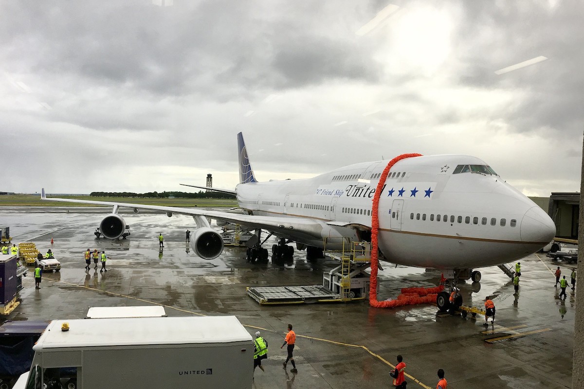 United's final 747 gets lei'd in Honolulu in 2017.