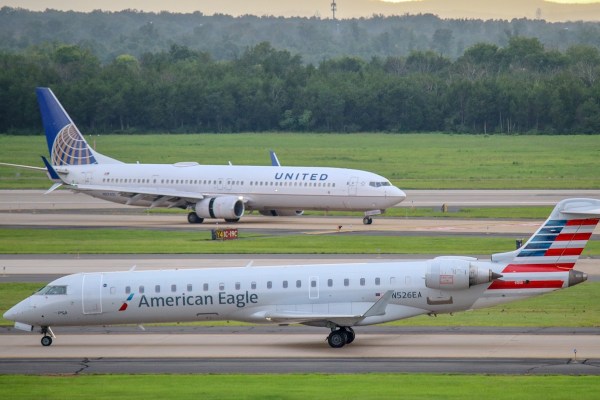 American and United planes Dulles airport