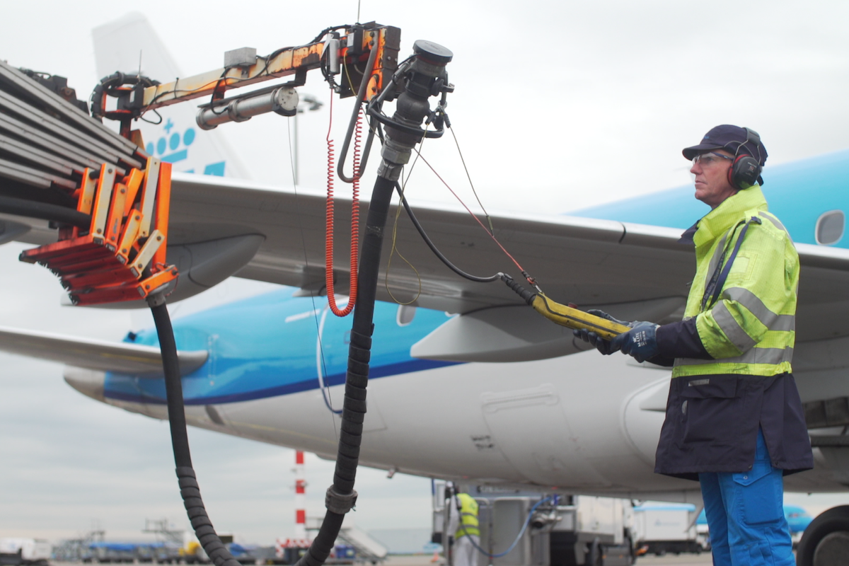 A KLM aircraft being refueled with a SAF mix