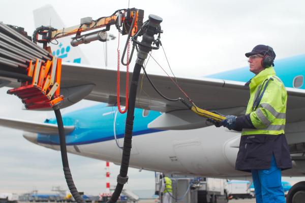 A KLM aircraft being refueled with a SAF mix