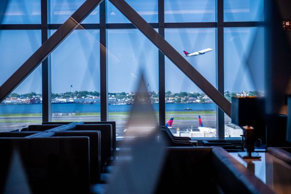 Delta planes at new LaGuardia terminal