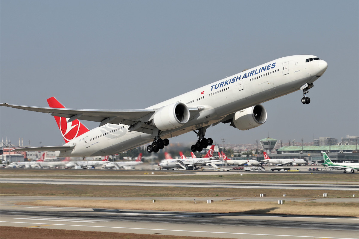Turksih Airlines 777 takes off