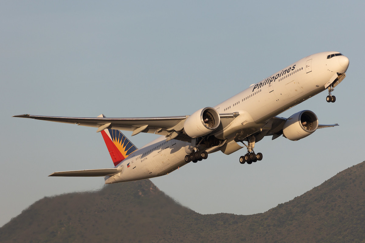 Philippine Airlines Boeing 777 takeoff