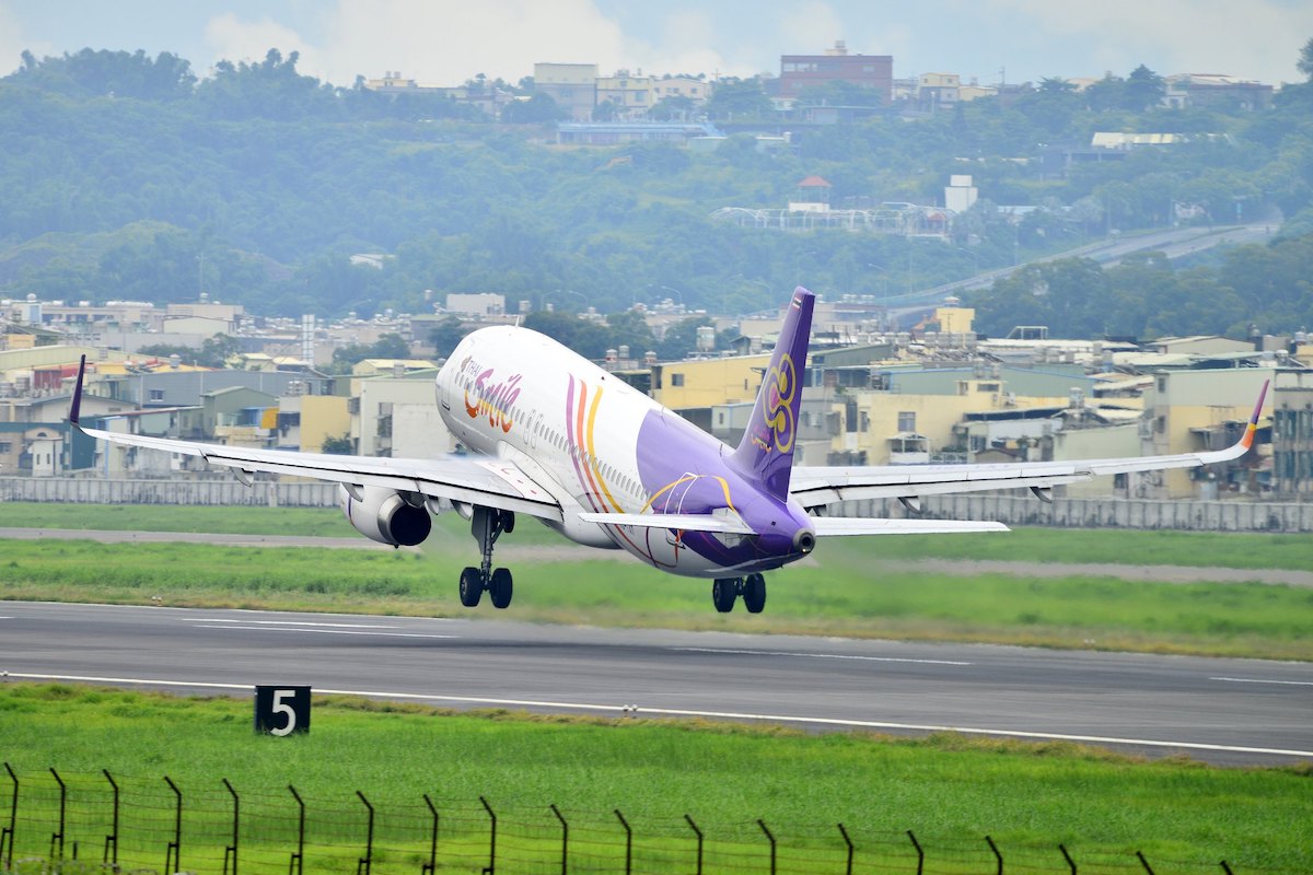 Thai Smile plane takesoff